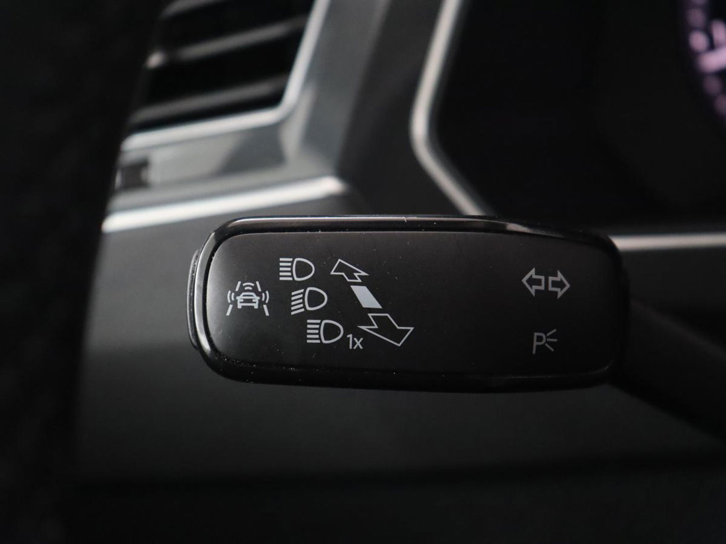 Volkswagen Tiguan 1.4 TSI R Line | Stoelverwarming | Trekhaak | Carplay | Navigatie | Virtual Cockpit | Adaptive cruise | 19'' | Parkeerhulp | Bluetooth | Adaptief LED