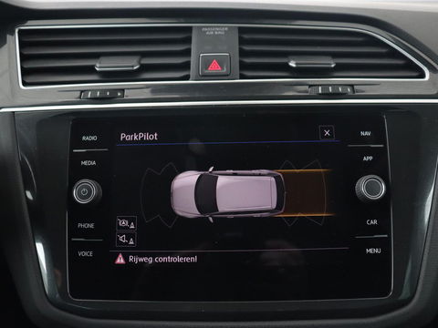 Volkswagen Tiguan 1.4 TSI R Line | Stoelverwarming | Trekhaak | Carplay | Navigatie | Virtual Cockpit | Adaptive cruise | 19'' | Parkeerhulp | Bluetooth | Adaptief LED