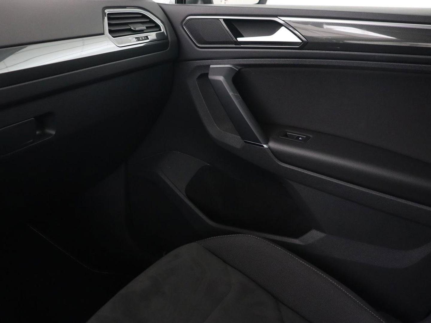 Volkswagen Tiguan 1.4 TSI R Line | Stoelverwarming | Trekhaak | Carplay | Navigatie | Virtual Cockpit | Adaptive cruise | 19'' | Parkeerhulp | Bluetooth | Adaptief LED