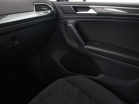 Volkswagen Tiguan 1.4 TSI R Line | Stoelverwarming | Trekhaak | Carplay | Navigatie | Virtual Cockpit | Adaptive cruise | 19'' | Parkeerhulp | Bluetooth | Adaptief LED