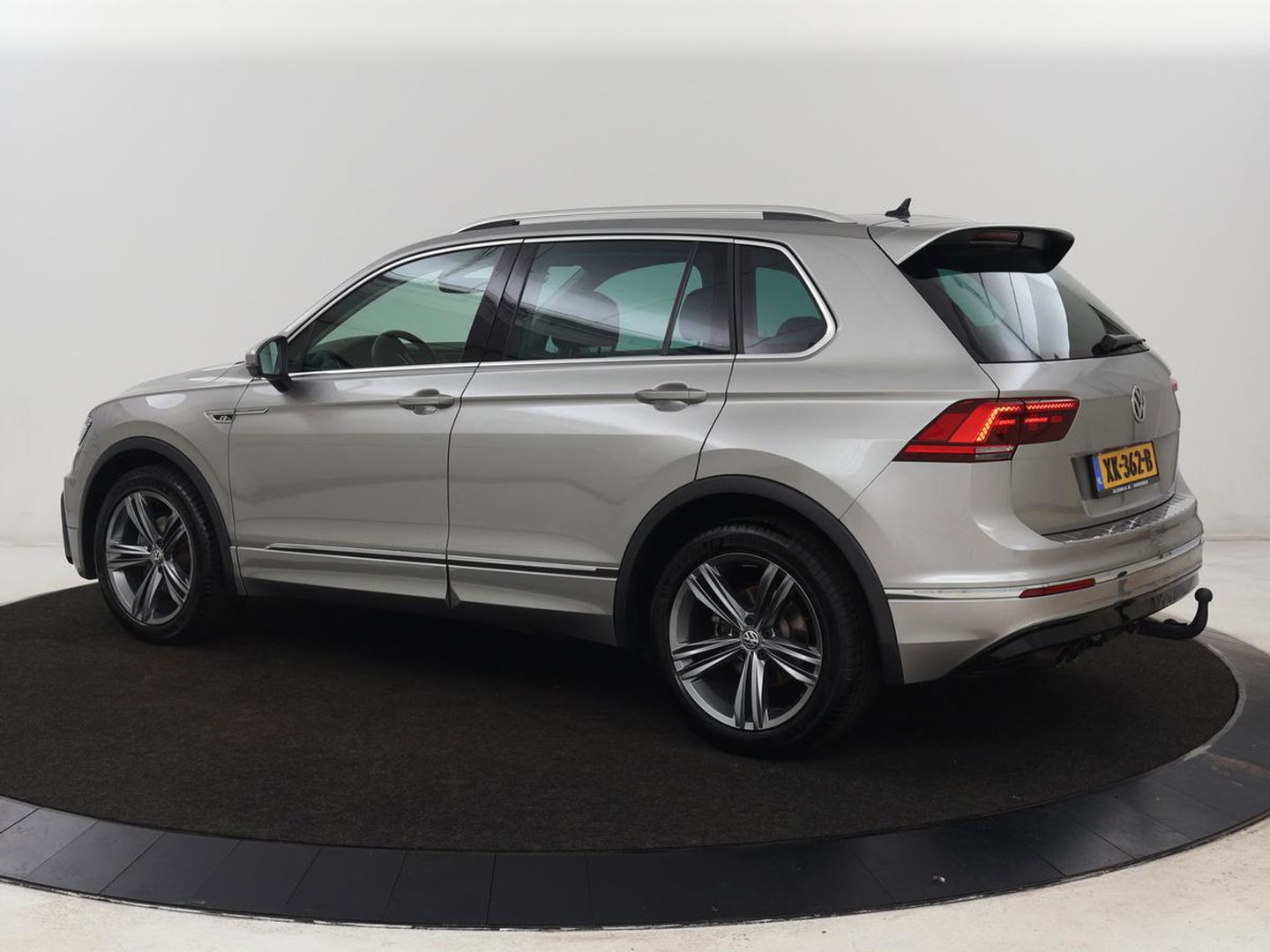 Volkswagen Tiguan 1.4 TSI R Line | Stoelverwarming | Trekhaak | Carplay | Navigatie | Virtual Cockpit | Adaptive cruise | 19'' | Parkeerhulp | Bluetooth | Adaptief LED