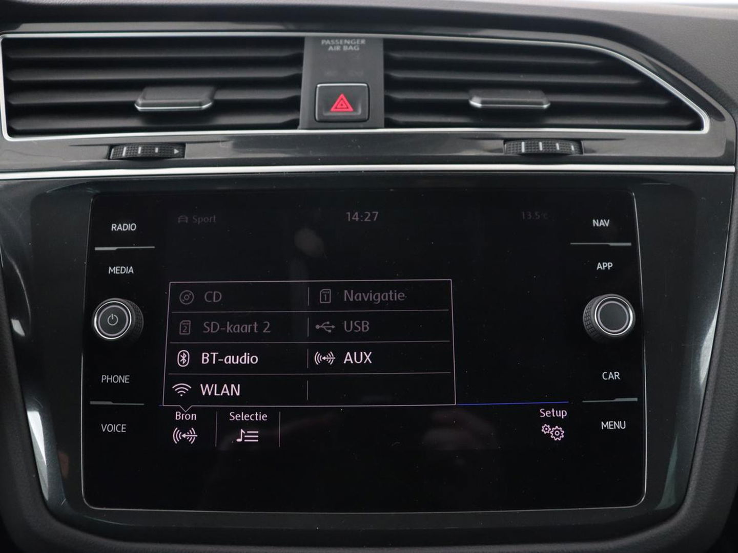 Volkswagen Tiguan 1.4 TSI R Line | Stoelverwarming | Trekhaak | Carplay | Navigatie | Virtual Cockpit | Adaptive cruise | 19'' | Parkeerhulp | Bluetooth | Adaptief LED