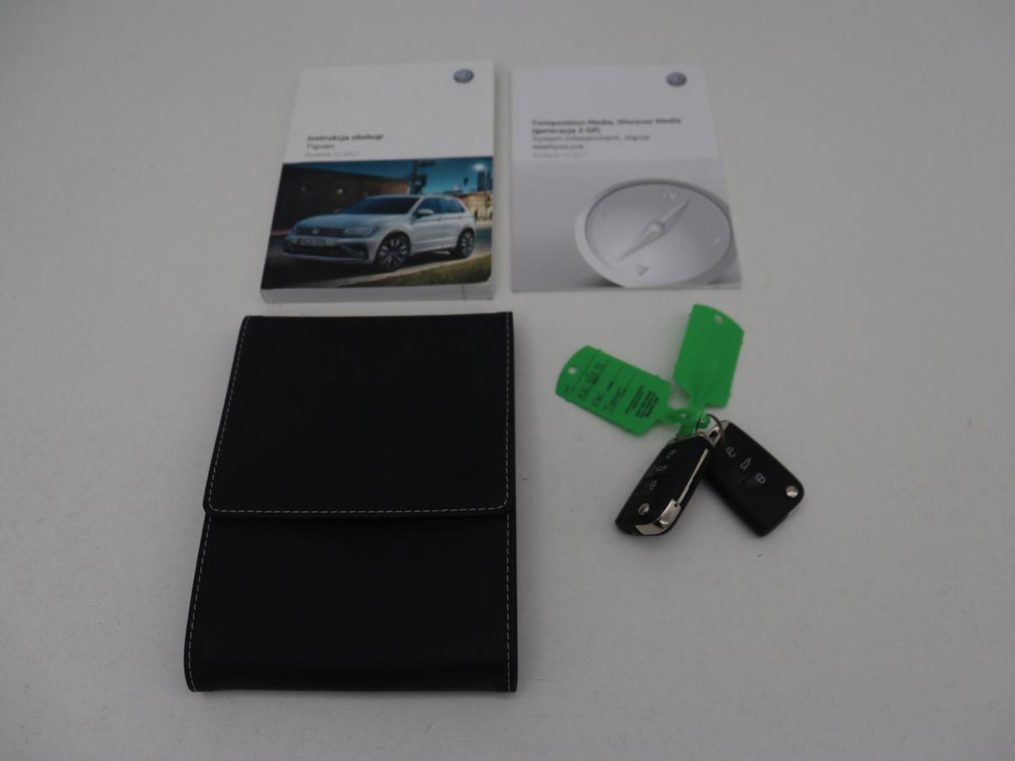 Volkswagen Tiguan 1.4 TSI R Line | Stoelverwarming | Trekhaak | Carplay | Navigatie | Virtual Cockpit | Adaptive cruise | 19'' | Parkeerhulp | Bluetooth | Adaptief LED