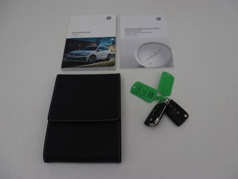 Volkswagen Tiguan 1.4 TSI R Line | Stoelverwarming | Trekhaak | Carplay | Navigatie | Virtual Cockpit | Adaptive cruise | 19'' | Parkeerhulp | Bluetooth | Adaptief LED