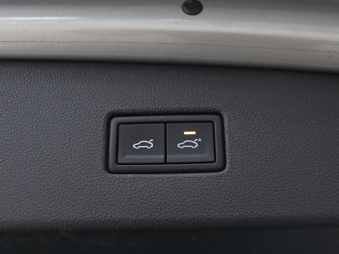 Volkswagen Tiguan 1.4 TSI R Line | Stoelverwarming | Trekhaak | Carplay | Navigatie | Virtual Cockpit | Adaptive cruise | 19'' | Parkeerhulp | Bluetooth | Adaptief LED