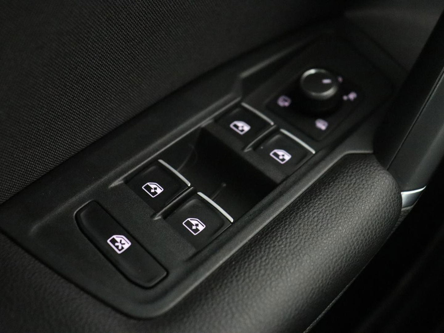 Volkswagen Tiguan 1.4 TSI R Line | Stoelverwarming | Trekhaak | Carplay | Navigatie | Virtual Cockpit | Adaptive cruise | 19'' | Parkeerhulp | Bluetooth | Adaptief LED