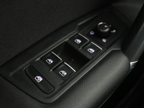 Volkswagen Tiguan 1.4 TSI R Line | Stoelverwarming | Trekhaak | Carplay | Navigatie | Virtual Cockpit | Adaptive cruise | 19'' | Parkeerhulp | Bluetooth | Adaptief LED
