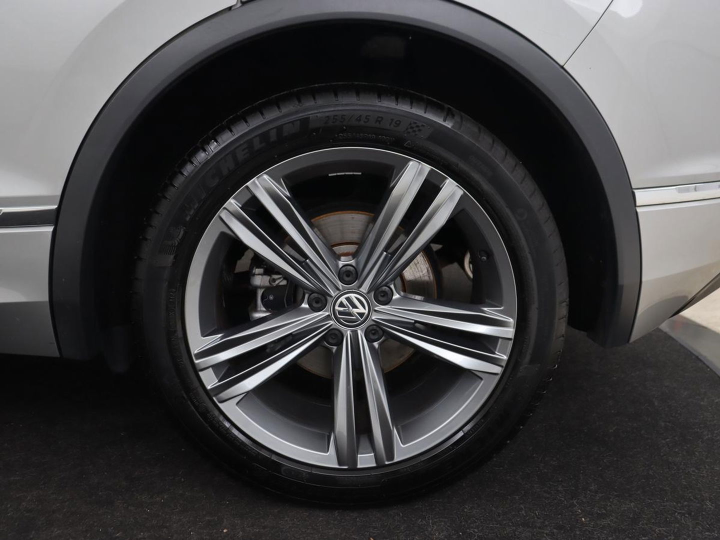 Volkswagen Tiguan 1.4 TSI R Line | Stoelverwarming | Trekhaak | Carplay | Navigatie | Virtual Cockpit | Adaptive cruise | 19'' | Parkeerhulp | Bluetooth | Adaptief LED