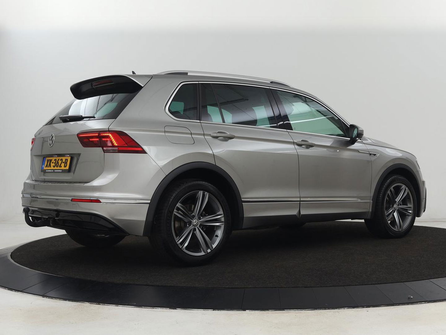 Volkswagen Tiguan 1.4 TSI R Line | Stoelverwarming | Trekhaak | Carplay | Navigatie | Virtual Cockpit | Adaptive cruise | 19'' | Parkeerhulp | Bluetooth | Adaptief LED