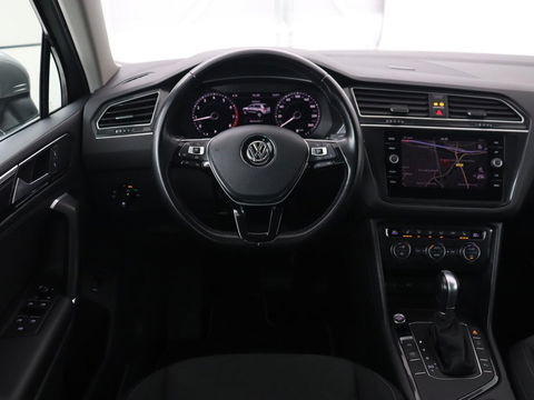 Volkswagen Tiguan 1.4 TSI R Line | Stoelverwarming | Trekhaak | Carplay | Navigatie | Virtual Cockpit | Adaptive cruise | 19'' | Parkeerhulp | Bluetooth | Adaptief LED