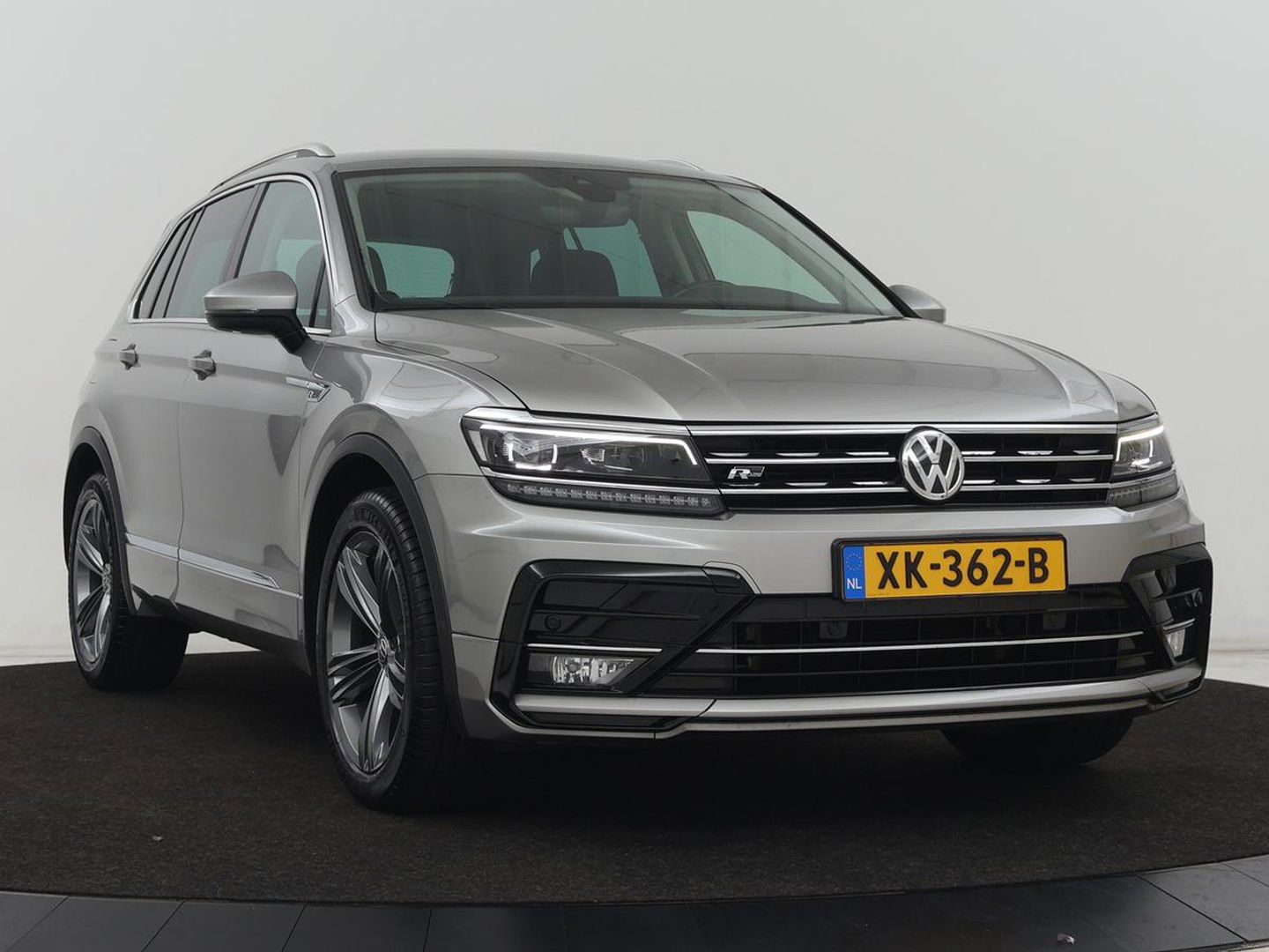Volkswagen Tiguan 1.4 TSI R Line | Stoelverwarming | Trekhaak | Carplay | Navigatie | Virtual Cockpit | Adaptive cruise | 19'' | Parkeerhulp | Bluetooth | Adaptief LED