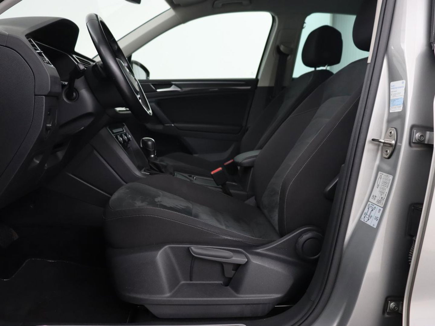 Volkswagen Tiguan 1.4 TSI R Line | Stoelverwarming | Trekhaak | Carplay | Navigatie | Virtual Cockpit | Adaptive cruise | 19'' | Parkeerhulp | Bluetooth | Adaptief LED