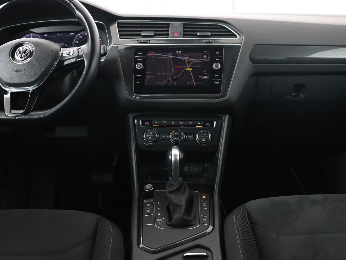 Volkswagen Tiguan 1.4 TSI R Line | Stoelverwarming | Trekhaak | Carplay | Navigatie | Virtual Cockpit | Adaptive cruise | 19'' | Parkeerhulp | Bluetooth | Adaptief LED
