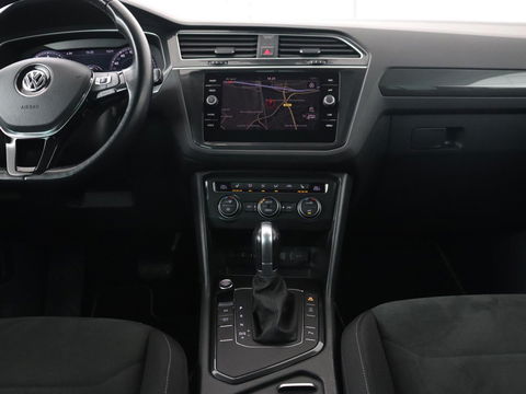Volkswagen Tiguan 1.4 TSI R Line | Stoelverwarming | Trekhaak | Carplay | Navigatie | Virtual Cockpit | Adaptive cruise | 19'' | Parkeerhulp | Bluetooth | Adaptief LED