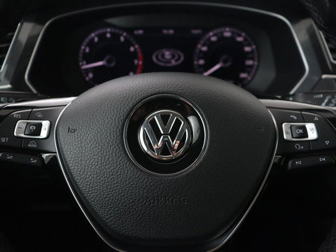 Volkswagen Tiguan 1.4 TSI R Line | Stoelverwarming | Trekhaak | Carplay | Navigatie | Virtual Cockpit | Adaptive cruise | 19'' | Parkeerhulp | Bluetooth | Adaptief LED