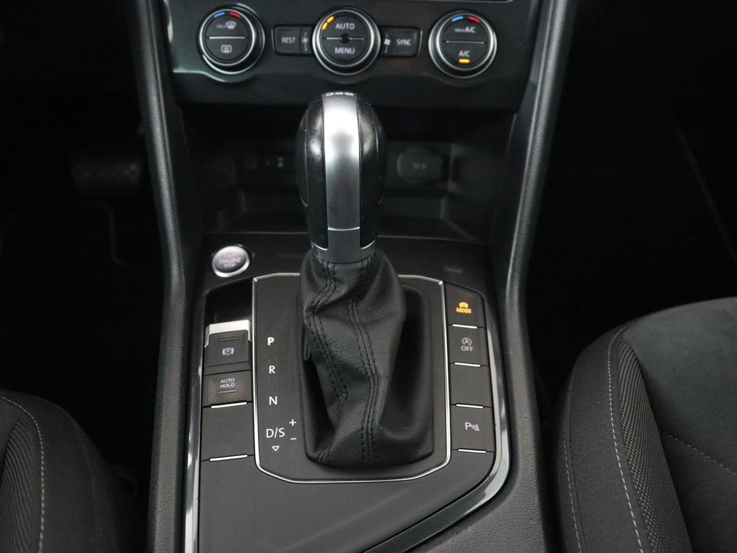 Volkswagen Tiguan 1.4 TSI R Line | Stoelverwarming | Trekhaak | Carplay | Navigatie | Virtual Cockpit | Adaptive cruise | 19'' | Parkeerhulp | Bluetooth | Adaptief LED