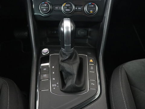 Volkswagen Tiguan 1.4 TSI R Line | Stoelverwarming | Trekhaak | Carplay | Navigatie | Virtual Cockpit | Adaptive cruise | 19'' | Parkeerhulp | Bluetooth | Adaptief LED