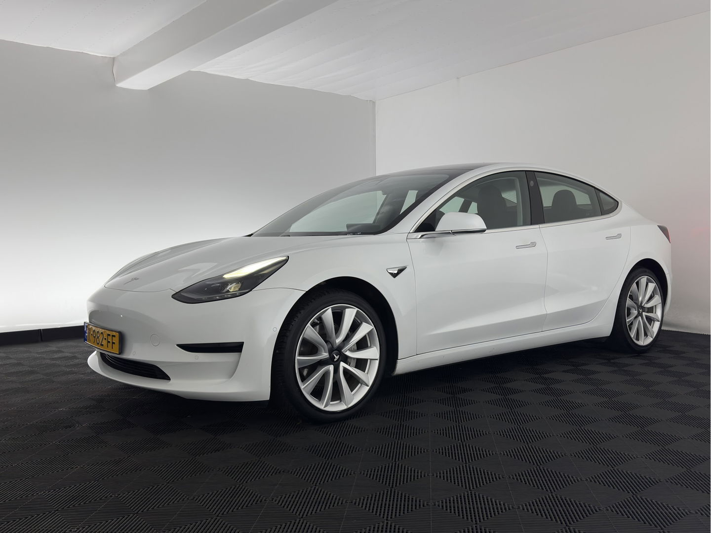 Tesla Model 3 Standard RWD Plus 60 kWh {SOH-99%} [ 3-Fase ] (INCL-BTW) Aut. *PANO | AUTO-PILOT | LUXURY-LEATHER | KEYLESS | FULL-LED | MEMORY-PACK | SURROUND-VIEW | DAB | CARPLAY | DIGI-COCKPIT | LANE-ASSIST | COMFORT-SEATS | TOWBAR | 19"ALU*