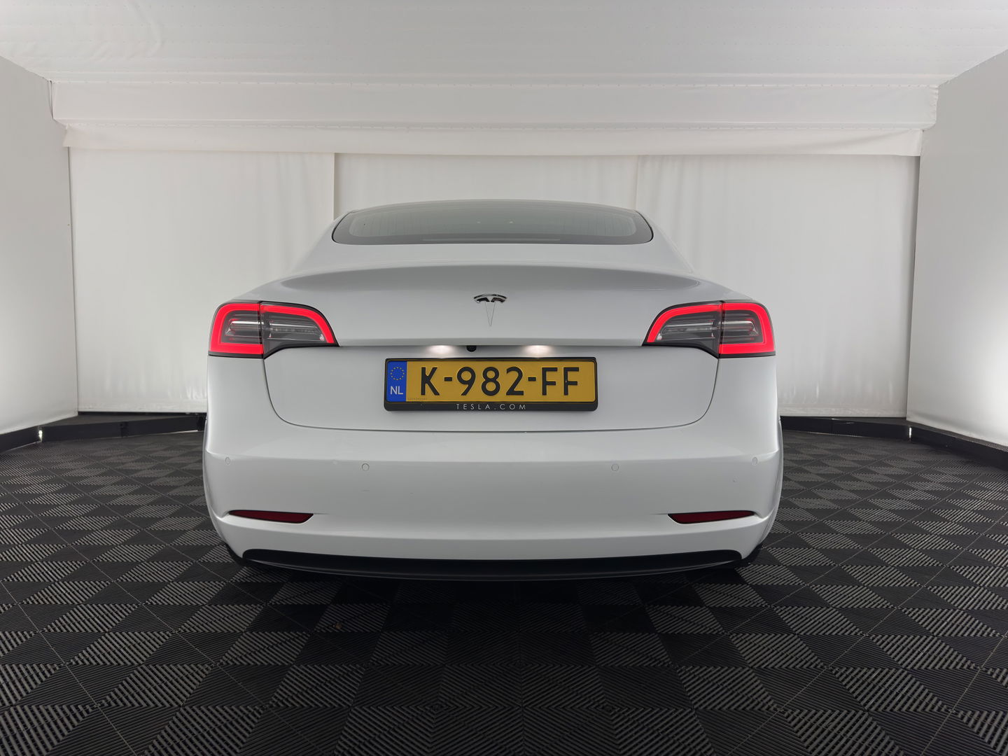 Tesla Model 3 Standard RWD Plus 60 kWh {SOH-99%} [ 3-Fase ] (INCL-BTW) Aut. *PANO | AUTO-PILOT | LUXURY-LEATHER | KEYLESS | FULL-LED | MEMORY-PACK | SURROUND-VIEW | DAB | CARPLAY | DIGI-COCKPIT | LANE-ASSIST | COMFORT-SEATS | TOWBAR | 19"ALU*