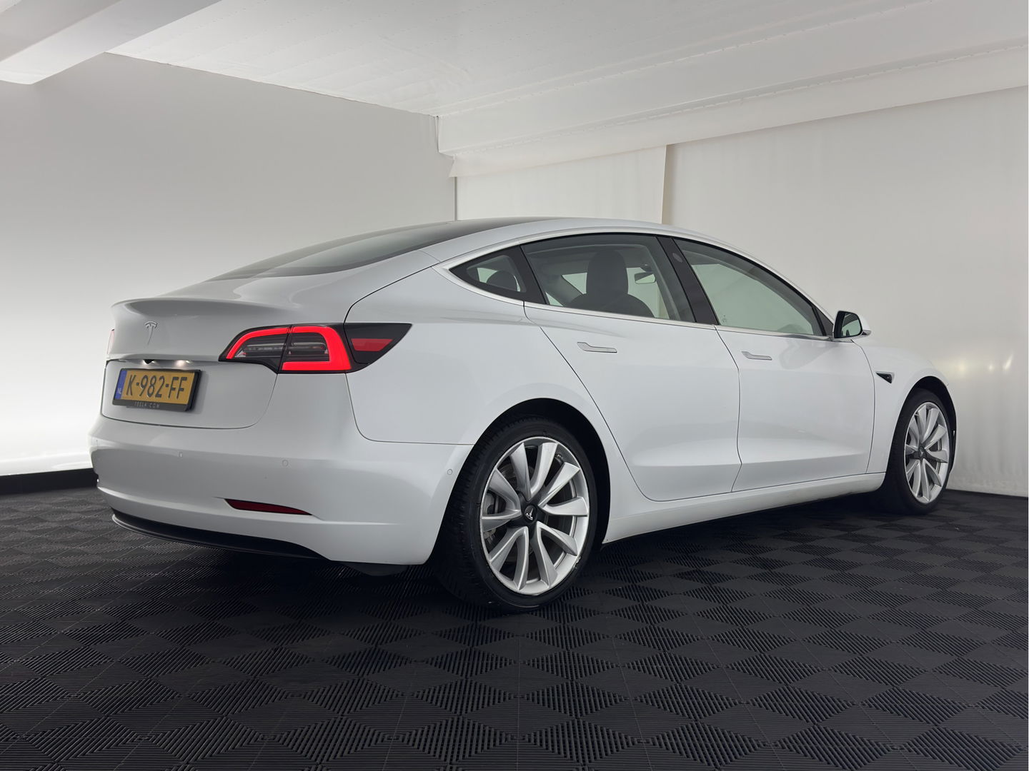 Tesla Model 3 Standard RWD Plus 60 kWh {SOH-99%} [ 3-Fase ] (INCL-BTW) Aut. *PANO | AUTO-PILOT | LUXURY-LEATHER | KEYLESS | FULL-LED | MEMORY-PACK | SURROUND-VIEW | DAB | CARPLAY | DIGI-COCKPIT | LANE-ASSIST | COMFORT-SEATS | TOWBAR | 19"ALU*