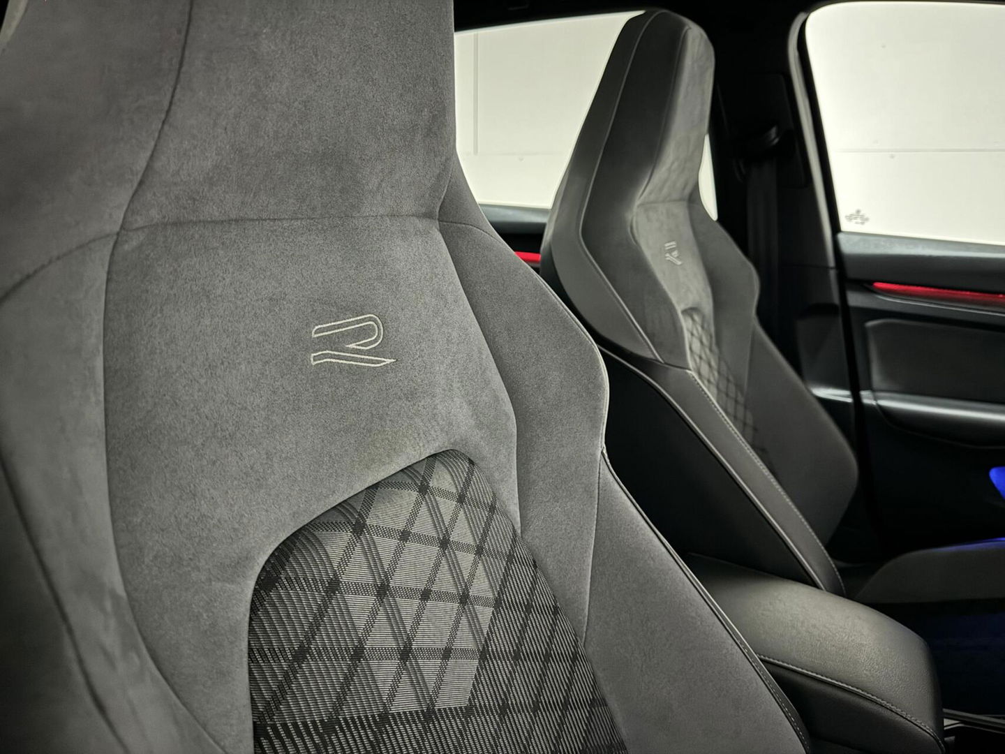 Volkswagen Golf 1.5 eTSI R-Line Pano Harman/Kardon Carplay Sfeer