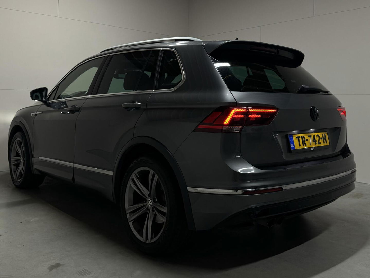 Volkswagen Tiguan 1.4 TSI R-Line Pano Virtual Massage Trekh. NAP