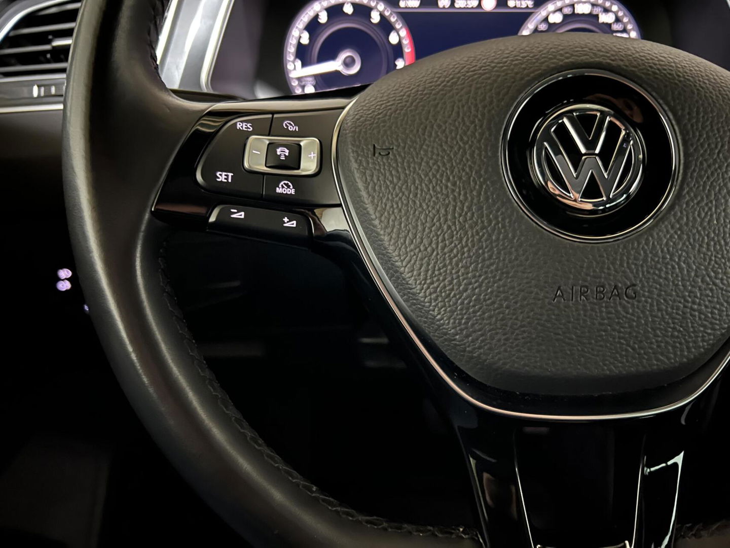 Volkswagen Tiguan 1.4 TSI R-Line Pano Virtual Massage Trekh. NAP