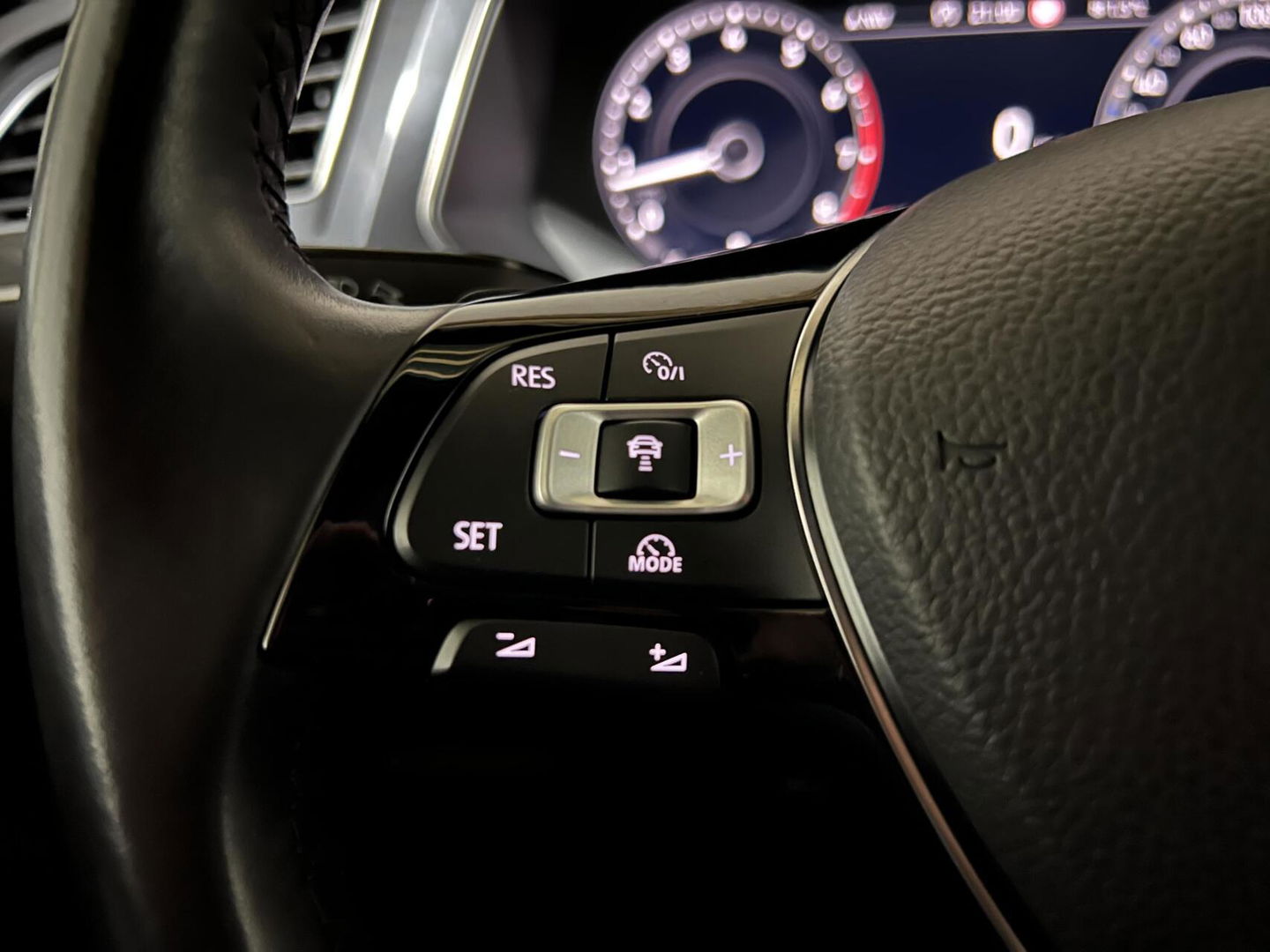 Volkswagen Tiguan 1.4 TSI R-Line Pano Virtual Massage Trekh. NAP