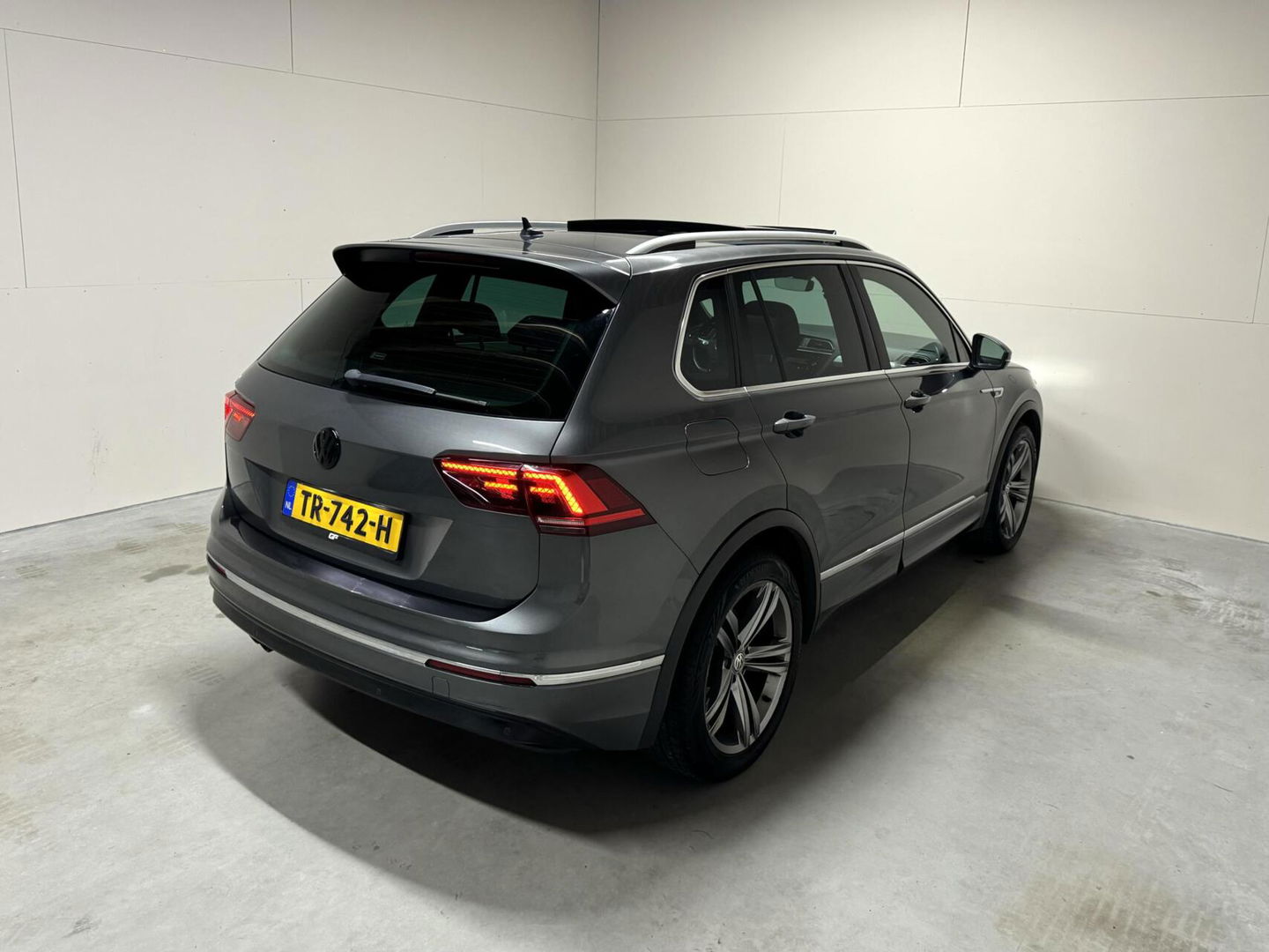 Volkswagen Tiguan 1.4 TSI R-Line Pano Virtual Massage Trekh. NAP