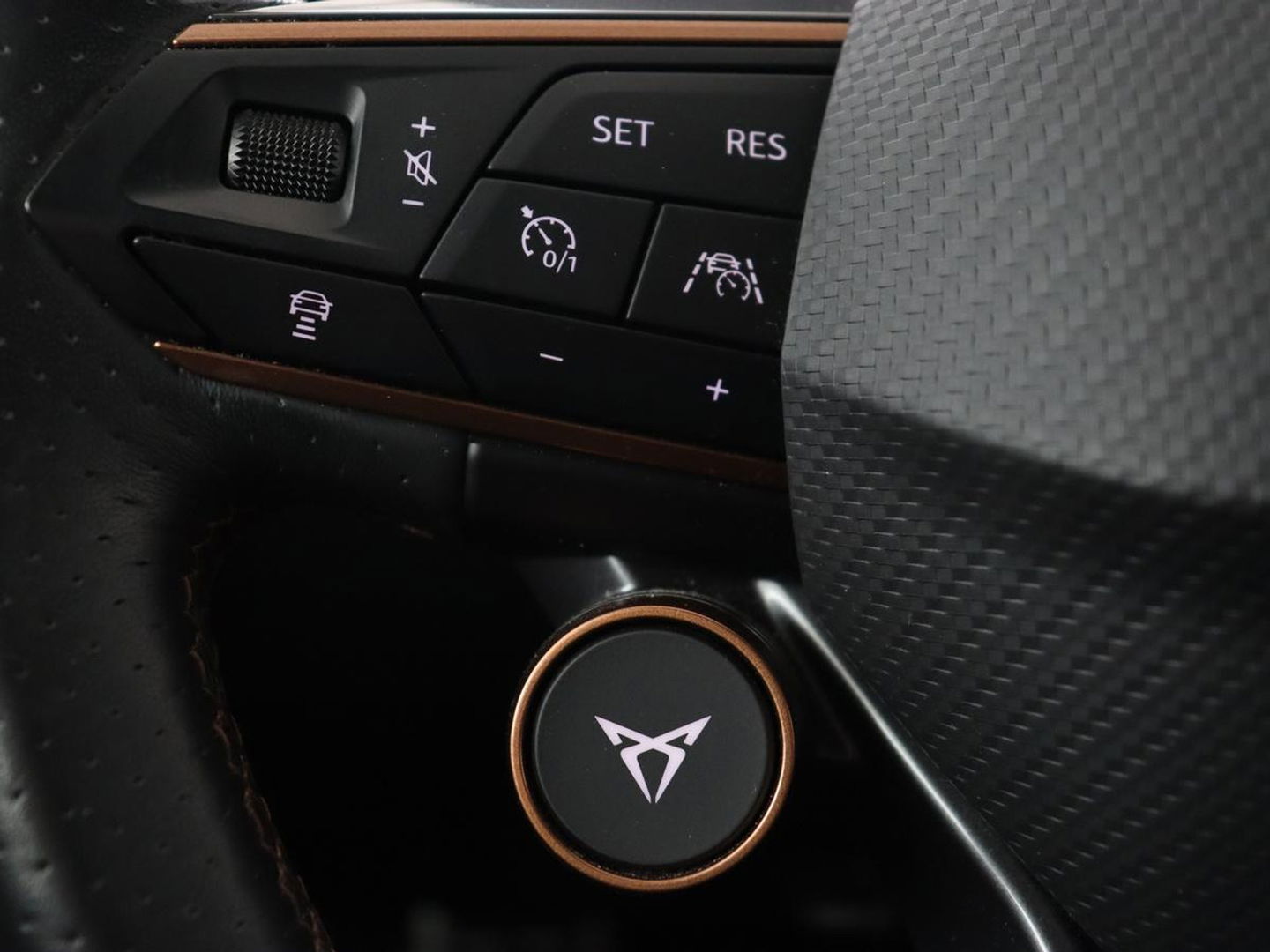 CUPRA Formentor 1.4 e-Hybrid VZ | 245pk | Stoelverwarming | Carplay | Camera | Adaptive cruise | Navigatie | Keyless | Memory | Sfeerverlichting | Full LED | 19'' | PHEV | Plug In