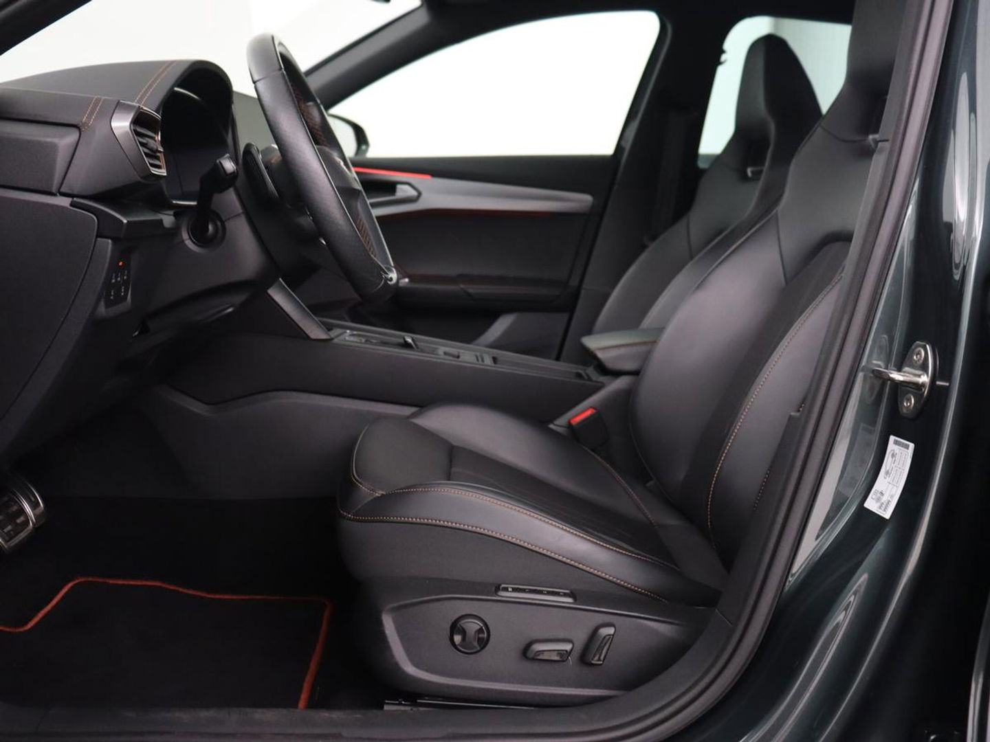 CUPRA Formentor 1.4 e-Hybrid VZ | 245pk | Stoelverwarming | Carplay | Camera | Adaptive cruise | Navigatie | Keyless | Memory | Sfeerverlichting | Full LED | 19'' | PHEV | Plug In