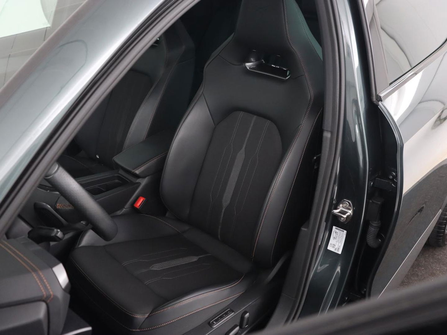 CUPRA Formentor 1.4 e-Hybrid VZ | 245pk | Stoelverwarming | Carplay | Camera | Adaptive cruise | Navigatie | Keyless | Memory | Sfeerverlichting | Full LED | 19'' | PHEV | Plug In