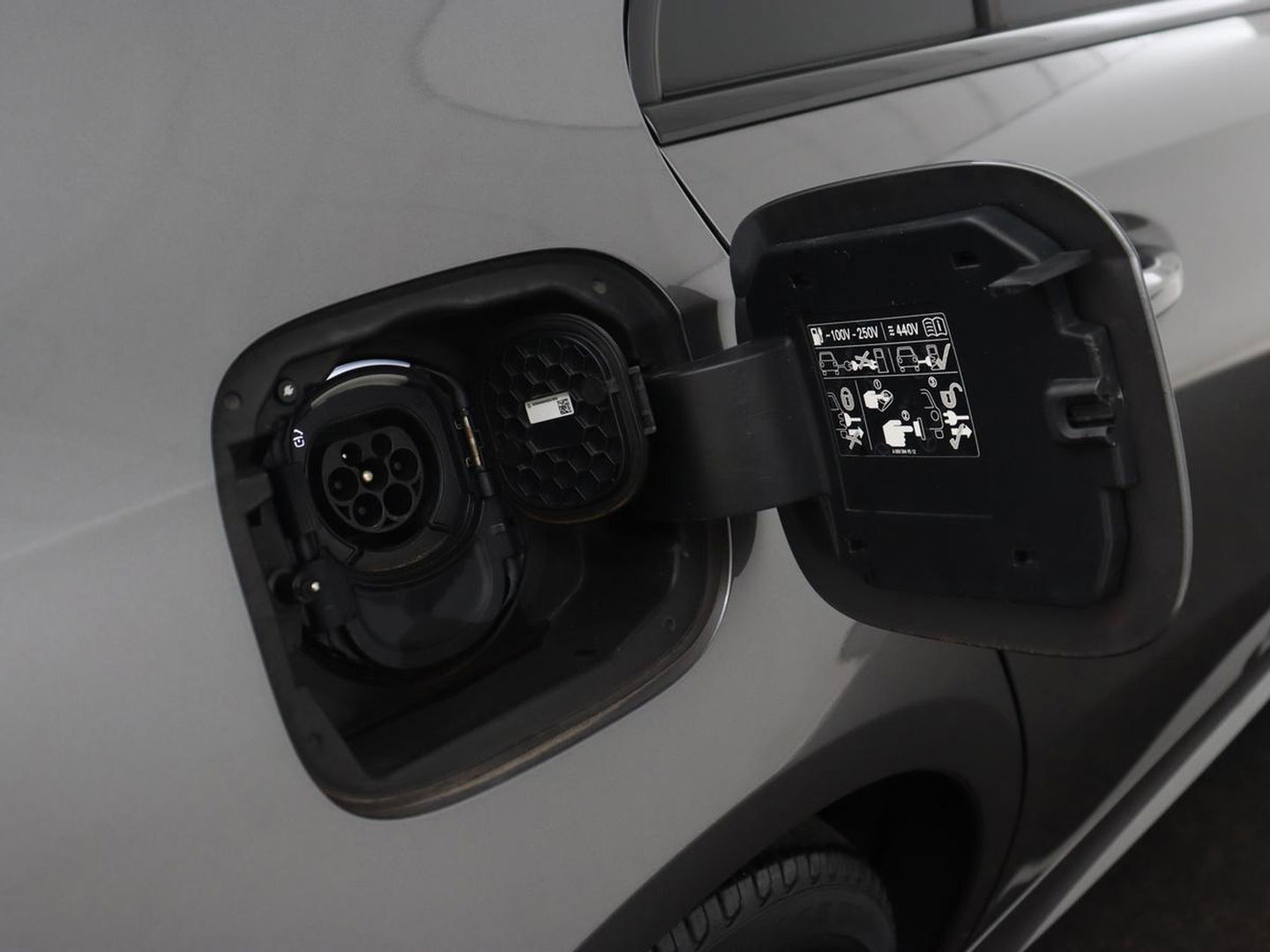 Mercedes-Benz A-Klasse 250e AMG Limited | Carplay | Stoelverwarming | Leder/Alcantara | Widescreen | Sfeerverlichting | Navigatie | Camera | Full LED | Park Assist | PHEV | Plug In