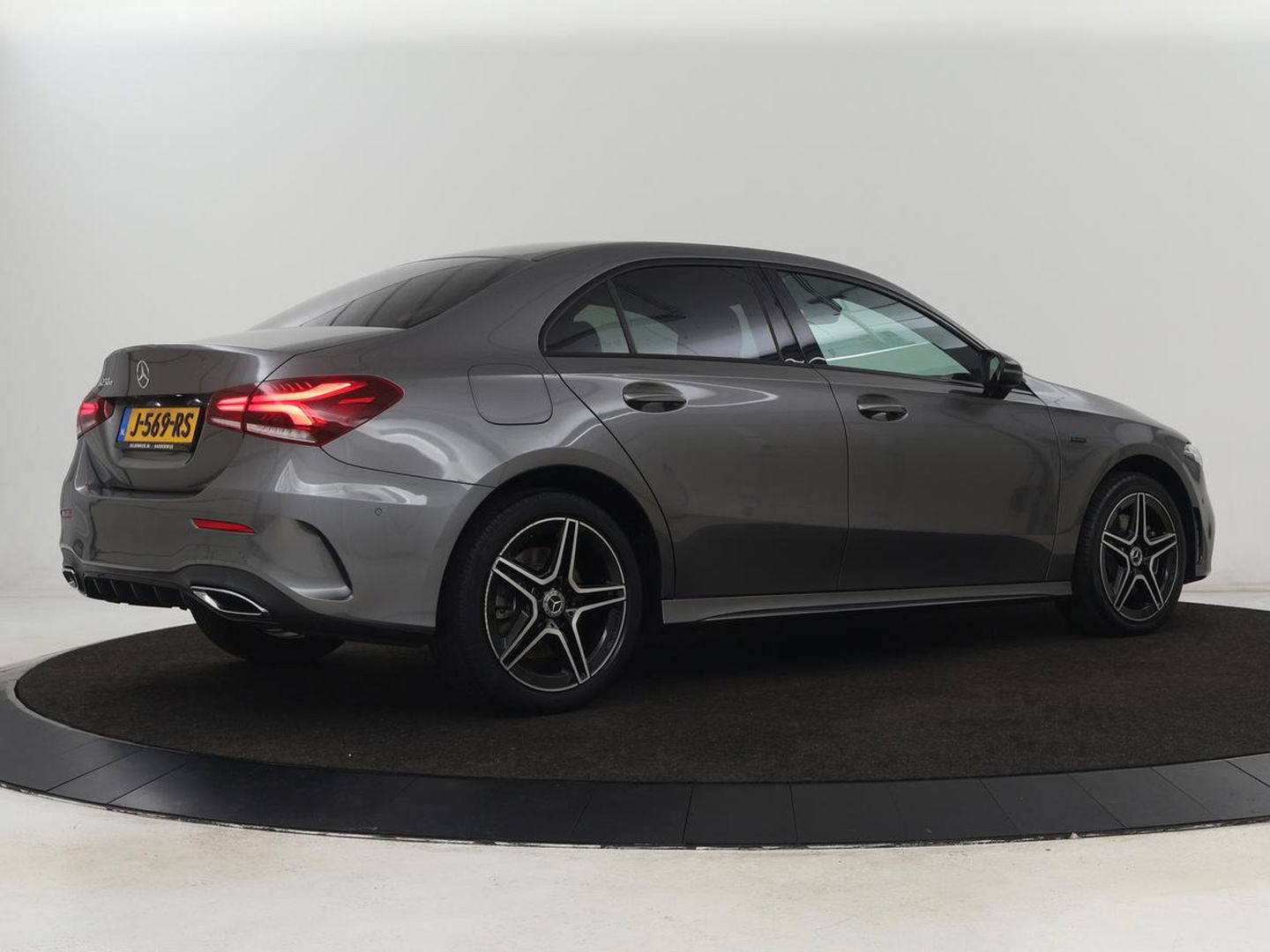 Mercedes-Benz A-Klasse 250e AMG Limited | Carplay | Stoelverwarming | Leder/Alcantara | Widescreen | Sfeerverlichting | Navigatie | Camera | Full LED | Park Assist | PHEV | Plug In