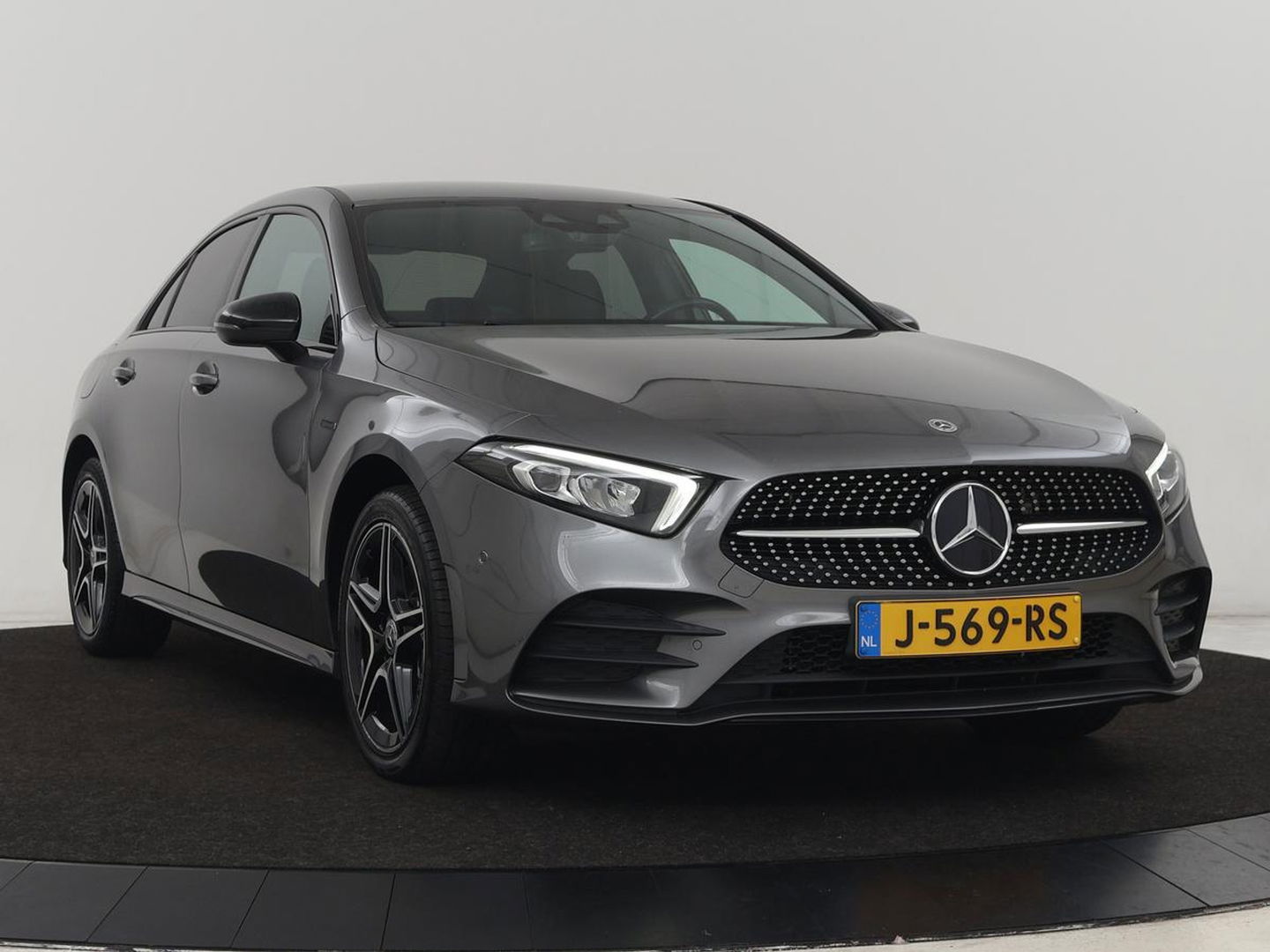 Mercedes-Benz A-Klasse 250e AMG Limited | Carplay | Stoelverwarming | Leder/Alcantara | Widescreen | Sfeerverlichting | Navigatie | Camera | Full LED | Park Assist | PHEV | Plug In