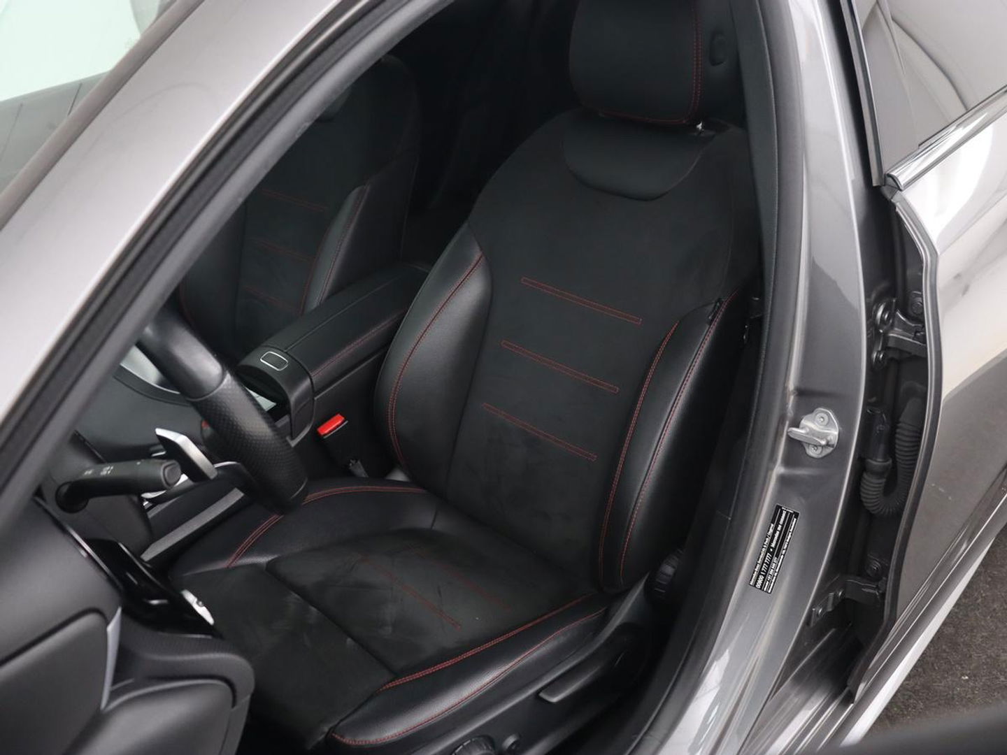 Mercedes-Benz A-Klasse 250e AMG Limited | Carplay | Stoelverwarming | Leder/Alcantara | Widescreen | Sfeerverlichting | Navigatie | Camera | Full LED | Park Assist | PHEV | Plug In