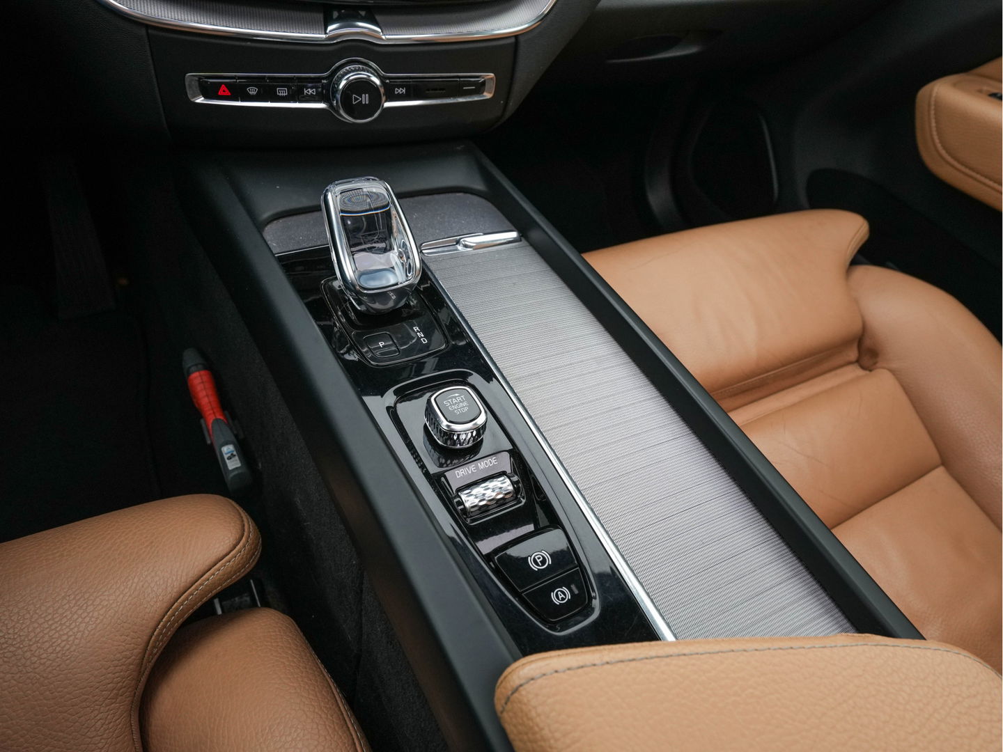 Volvo XC60 2.0 Recharge T8 AWD Inscription ( Plug-in ) (INCL-BTW) *PANO | HEAD-UP |  LUXURY-LEATHER | FULL-LED | MEMORY-PACK | HARMAN/KARDON | HEATED-COMFORTSEATS | LANE-ASSIST | BLIND-SPOT | DAB+ | NAVI-FULLMAP | DIGI-COCKPIT | TOWBAR | 19''ALU*