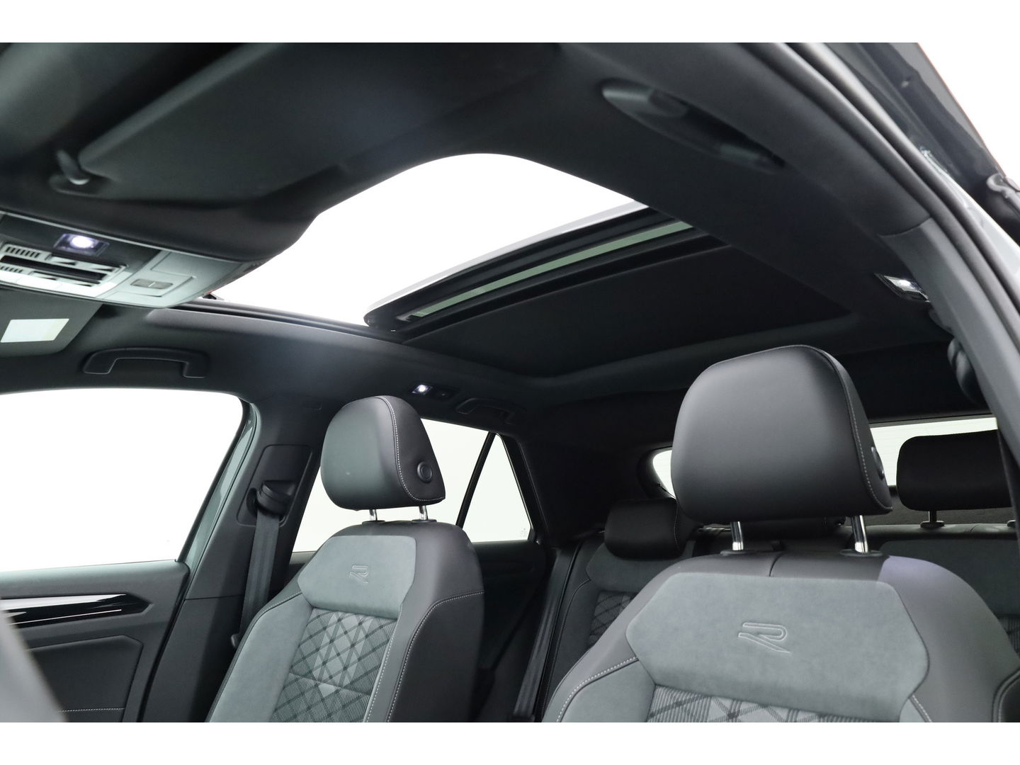 Volkswagen T-Roc 1.5 TSI R-Line Black Style | Pano | Adapt. Cruise | 19'' | IQ. Light | Camera | Afn. Trekhaak