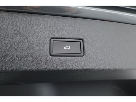 Volkswagen T-Roc 1.5 TSI R-Line Black Style | Pano | Adapt. Cruise | 19'' | IQ. Light | Camera | Afn. Trekhaak