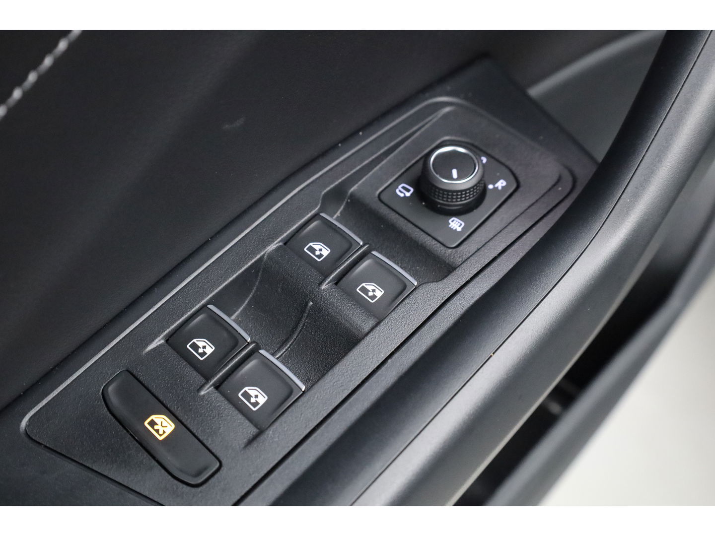 Volkswagen T-Roc 1.5 TSI R-Line Black Style | Pano | Adapt. Cruise | 19'' | IQ. Light | Camera | Afn. Trekhaak