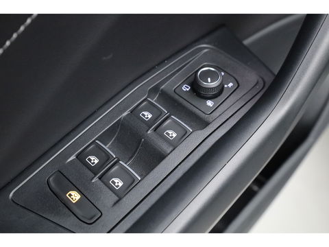 Volkswagen T-Roc 1.5 TSI R-Line Black Style | Pano | Adapt. Cruise | 19'' | IQ. Light | Camera | Afn. Trekhaak