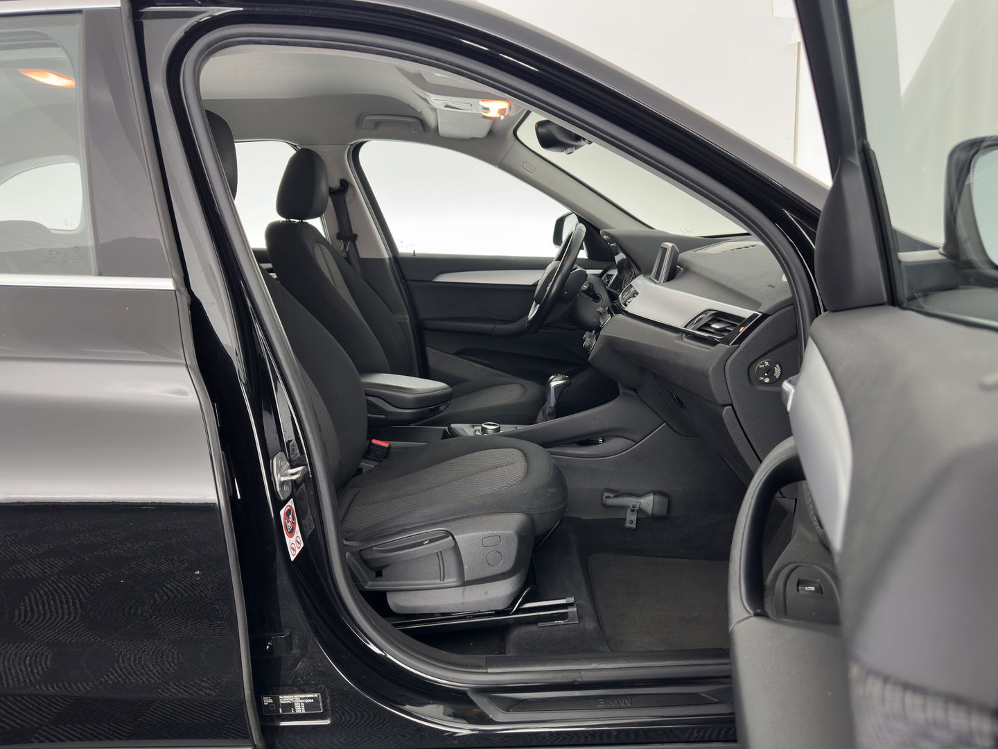 BMW X1 sDrive20i Executive (INCL-BTW) Aut. *LED-LIGHTS | NAVI-FULLMAP | COMFORT-SEATS | ECC | PDC | CRUISE | TOWBAR | 17''ALU*