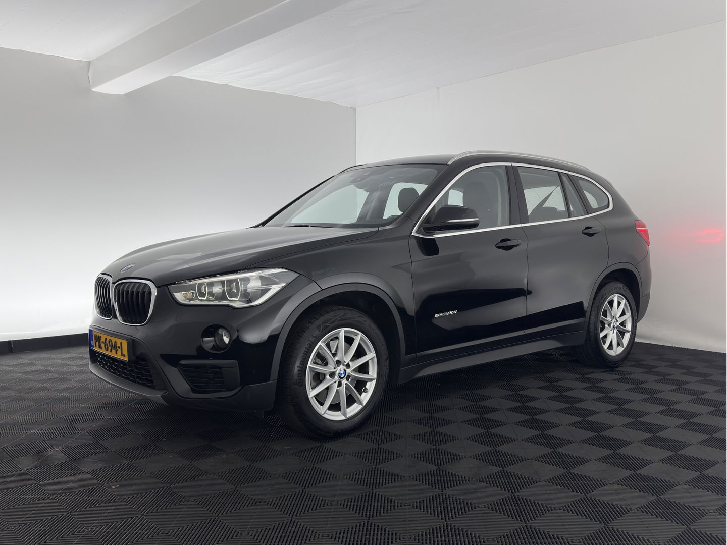 BMW X1 sDrive20i Executive (INCL-BTW) Aut. *LED-LIGHTS | NAVI-FULLMAP | COMFORT-SEATS | ECC | PDC | CRUISE | TOWBAR | 17''ALU*