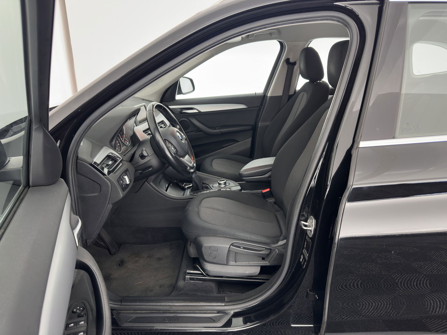 BMW X1 sDrive20i Executive (INCL-BTW) Aut. *LED-LIGHTS | NAVI-FULLMAP | COMFORT-SEATS | ECC | PDC | CRUISE | TOWBAR | 17''ALU*