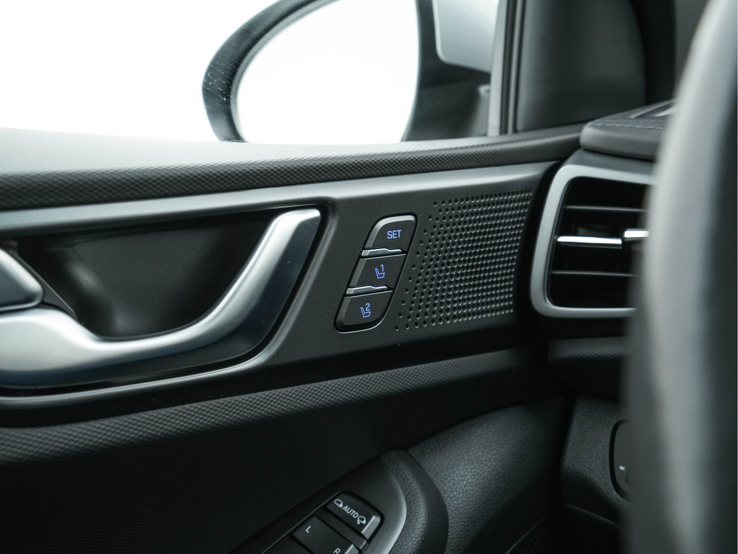 Hyundai IONIQ Premium EV 38 kWh {SOH-100%} Aut *HEATPUMP | LUXURY-LEATHER | FULL-LED | ADAPTIVE-CRUISE | KEYLESS | NAVI-FULLMAP | DAB | CAMERA | MEMORY-PACK | DIGI-COCKPIT | HEATED/VENTILATED-SEATS | CCS- FASTLOADER | PRIVACY-GLASS |