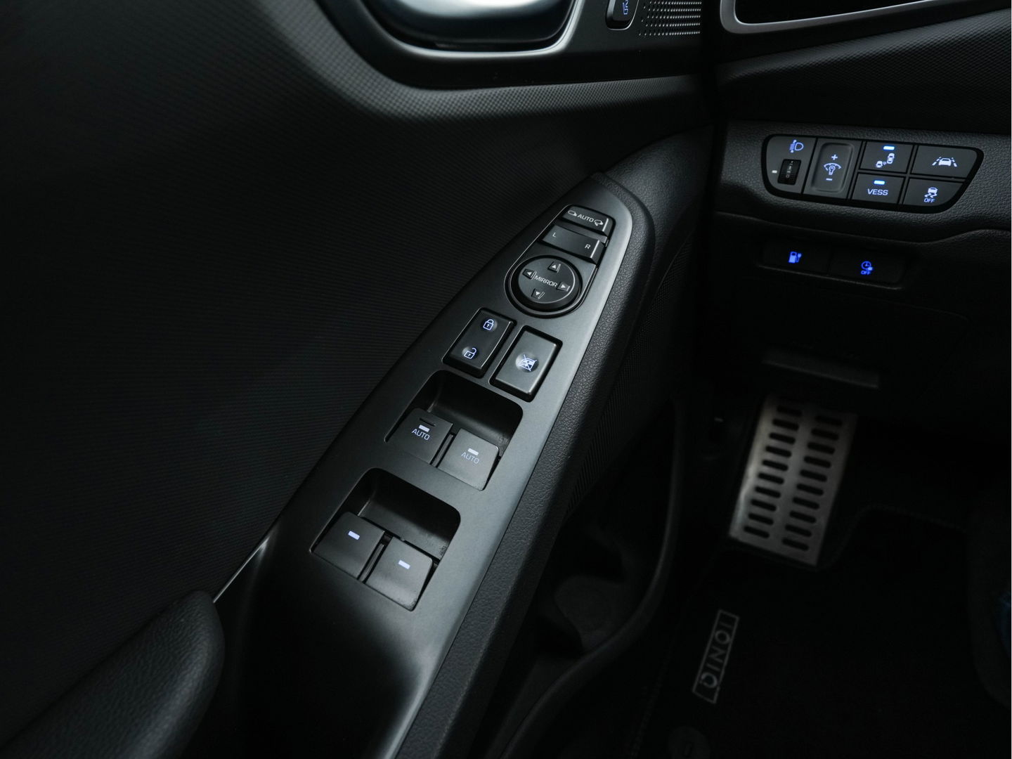 Hyundai IONIQ Premium EV 38 kWh {SOH-100%} *LUXURY-LEATHER | FULL-LED | ADAPTIVE-CRUISE | KEYLESS | NAVI-FULLMAP | DAB | CAMERA | MEMORY-PACK | DIGI-COCKPIT | HEATED/VENTILATED-COMFORTSEATS | AMBIENT-LIGHT | CCS-FASTLOADER