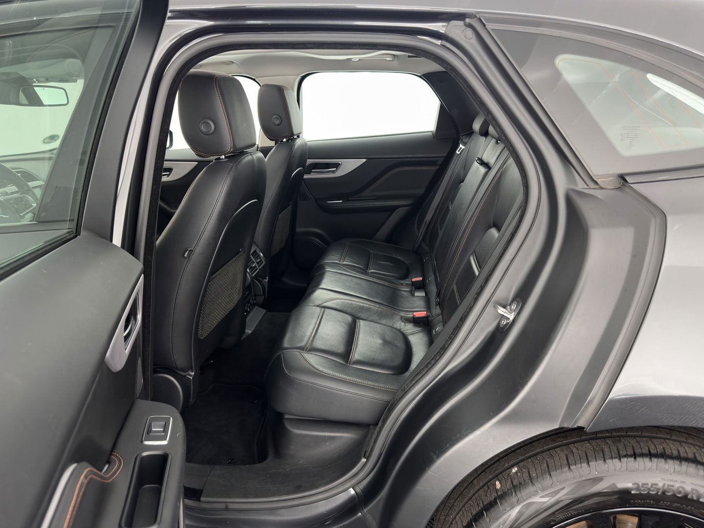 Jaguar F-Pace 2.0 Portfolio Black-line AWD 25d (INCL-BTW) Aut. *PANO | HEAD-UP | LEATHER | BLIND-SPOT | MERIDIAN-SOUND | HEATED-SPORTSEATS | NAVI-FULLMAP | KEYLESS | CAMERA | ECC | CARPLAY | SHIFT-PADDLES | PDC | LANE-ASSIST | ...