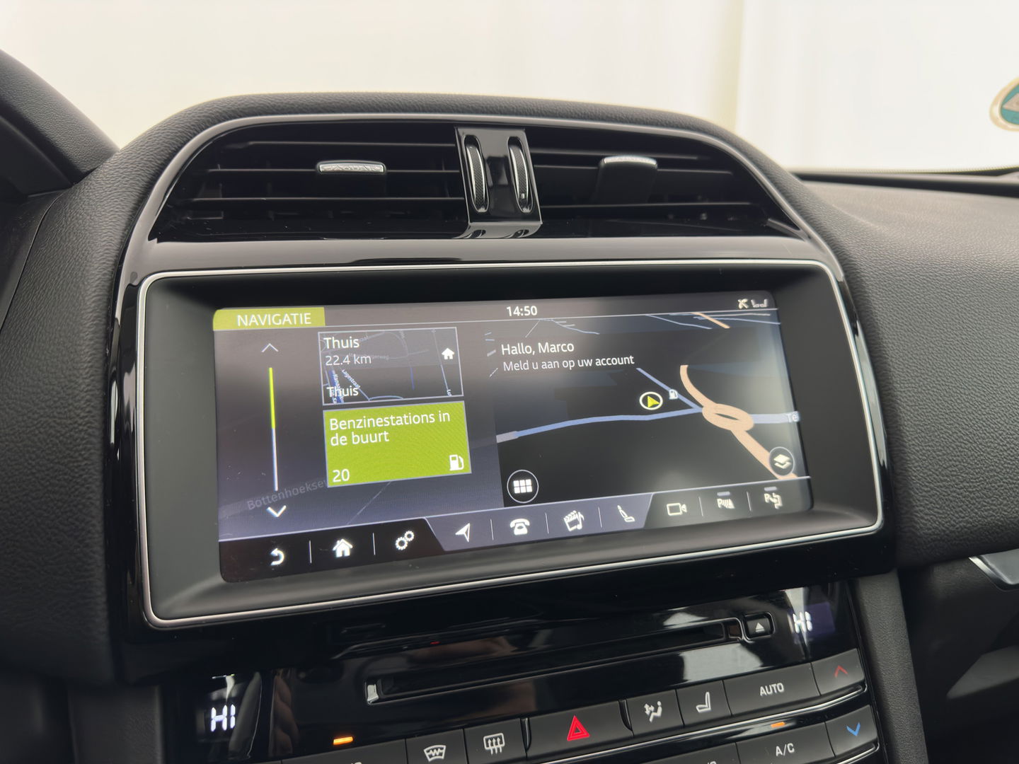 Jaguar F-Pace 2.0 Portfolio Black-line AWD 25d (INCL-BTW) Aut. *PANO | HEAD-UP | LEATHER | BLIND-SPOT | MERIDIAN-SOUND | HEATED-SPORTSEATS | NAVI-FULLMAP | KEYLESS | CAMERA | ECC | CARPLAY | SHIFT-PADDLES | PDC | LANE-ASSIST | ...