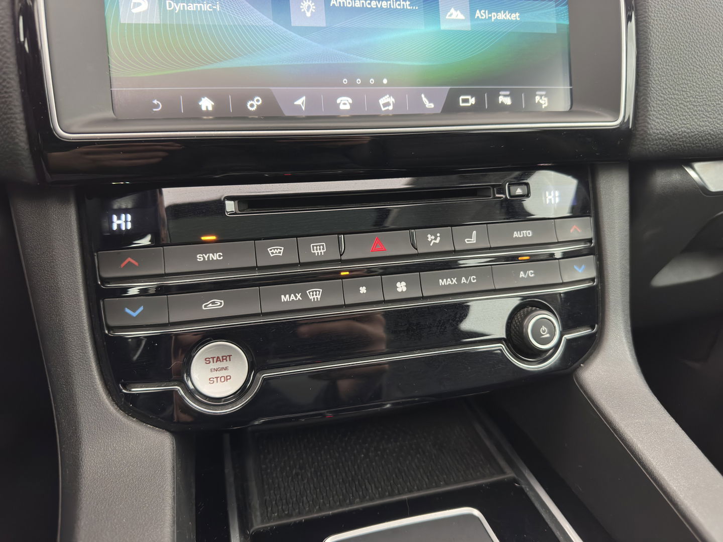 Jaguar F-Pace 2.0 Portfolio AWD 25d (INCL.BTW) *PANO | HEAD-UP | FULL-LEATHER | BLIND-SPOT | MERIDIAN-SOUND | HEATED-SPORTSEATS | NAVI-FULLMAP | KEYLESS | CAMERA | ECC | PDC | CRUISE | 20''ALU*