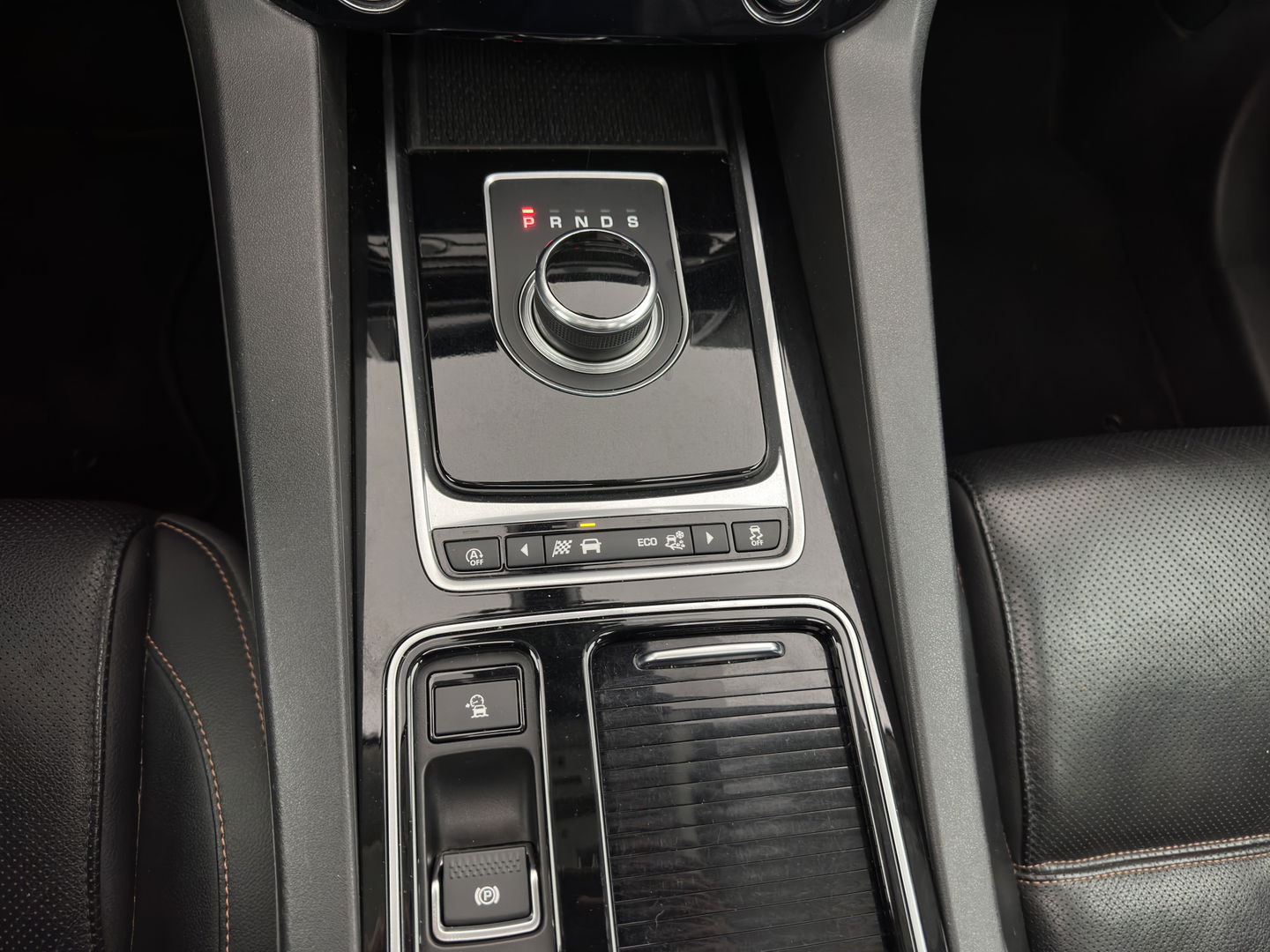 Jaguar F-Pace 2.0 Portfolio Black-line AWD 25d (INCL-BTW) Aut. *PANO | HEAD-UP | LEATHER | BLIND-SPOT | MERIDIAN-SOUND | HEATED-SPORTSEATS | NAVI-FULLMAP | KEYLESS | CAMERA | ECC | CARPLAY | SHIFT-PADDLES | PDC | LANE-ASSIST | ...